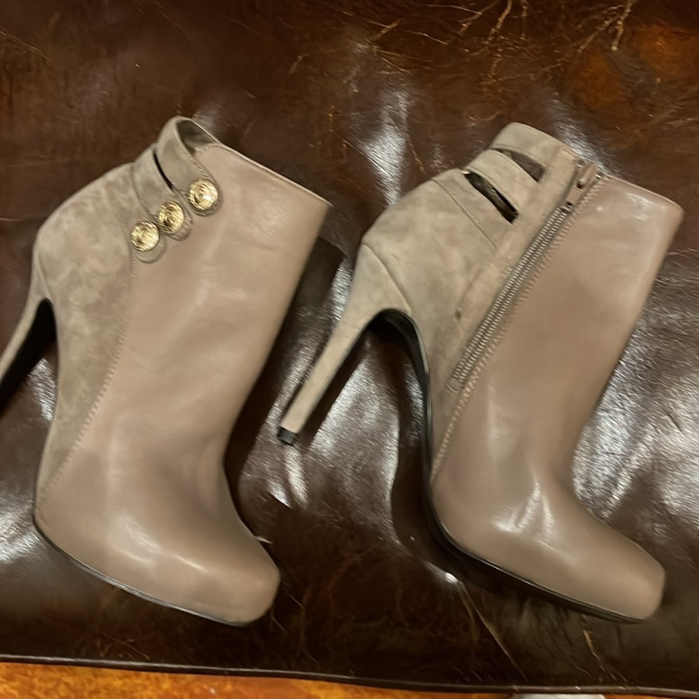 NWOT GUESS TAUPE ANKLE BOOTIES - Picture 4 of 4